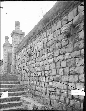 Mur du cimetière orné de têtes