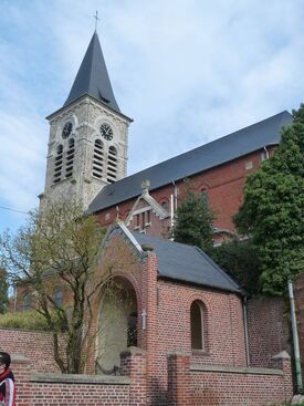 Le Calvaire de profil avec l'église