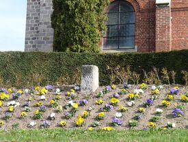 Massif de fleurs et Borne