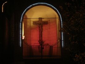 Le calvaire, éclairé de nuit