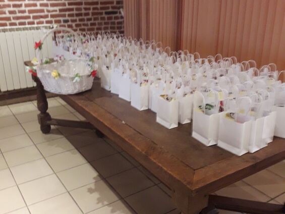 Distribution des oeufs de Pâques